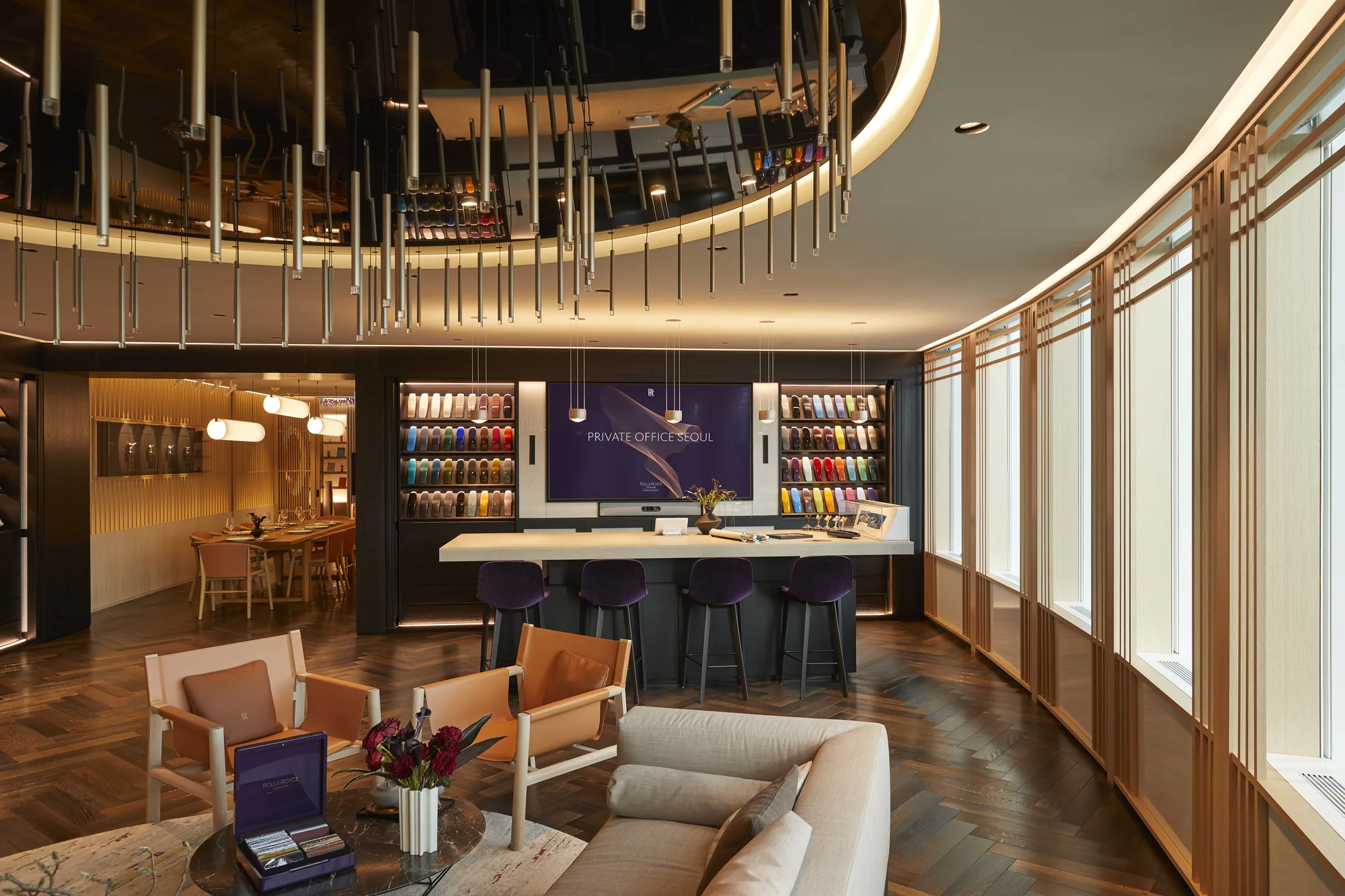 Toàn cảnh Private Office Seoul với quầy bar, tường mẫu màu sơn và phòng ăn phía trong