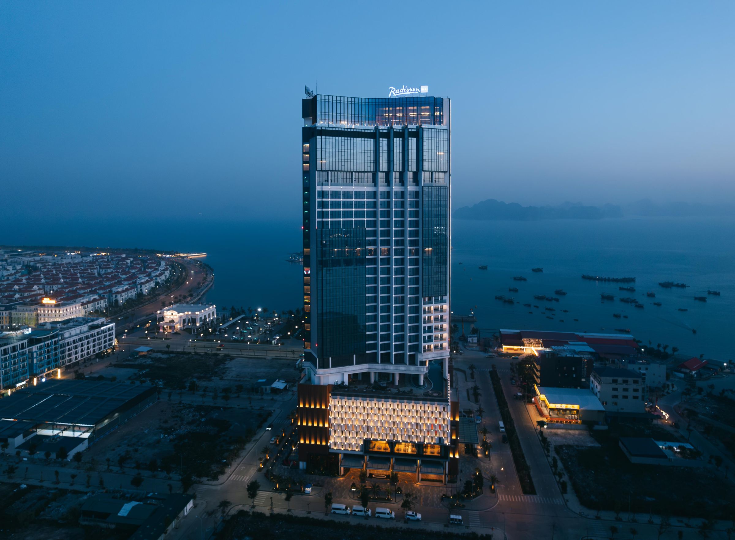 Radisson Blu Hạ Long Bay về đêm