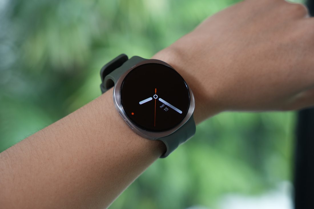 Galaxy Watch9 gọn nhẹ trên cổ tay, đủ thoải mái để đeo liên tục