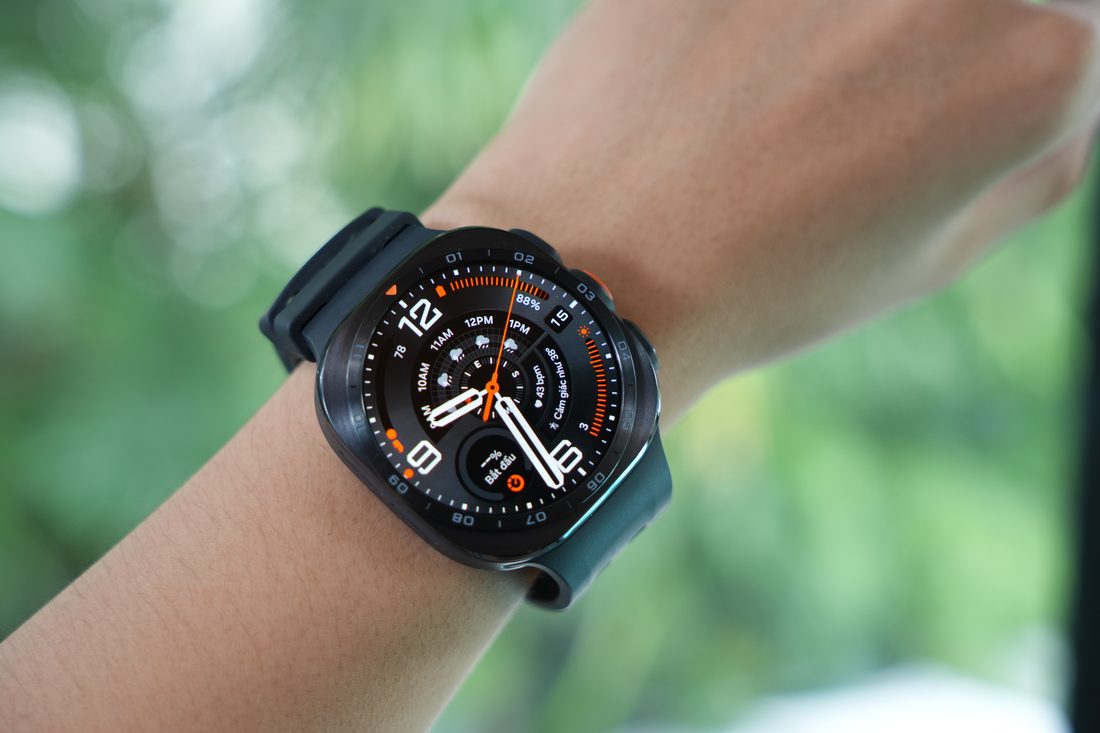 Galaxy Watch Ultra2 hiển thị đầy đủ thông tin ngay trên mặt đồng hồ