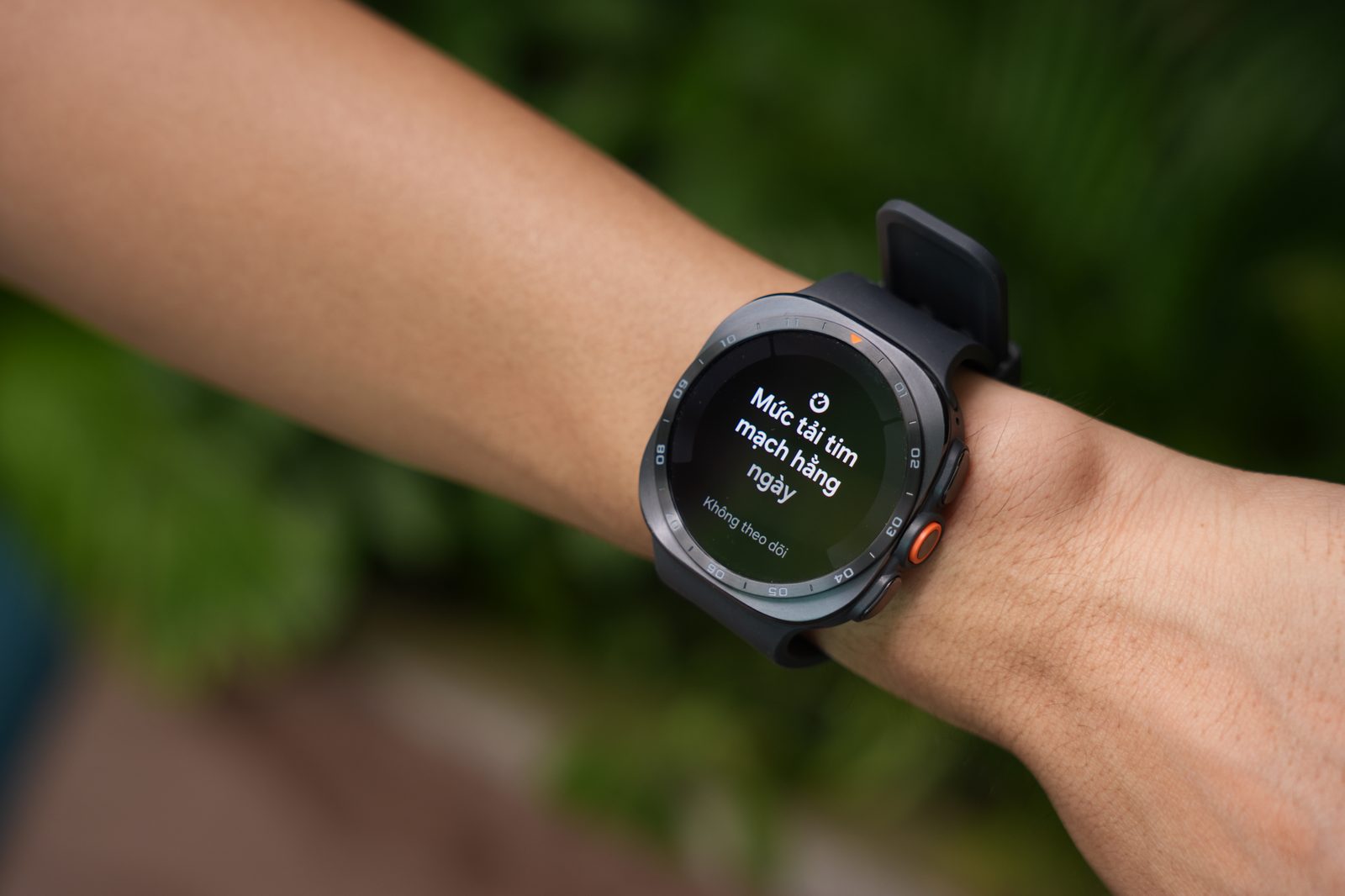 Mức tải tim mạch hằng ngày hiển thị trực tiếp trên Galaxy Watch Ultra2.