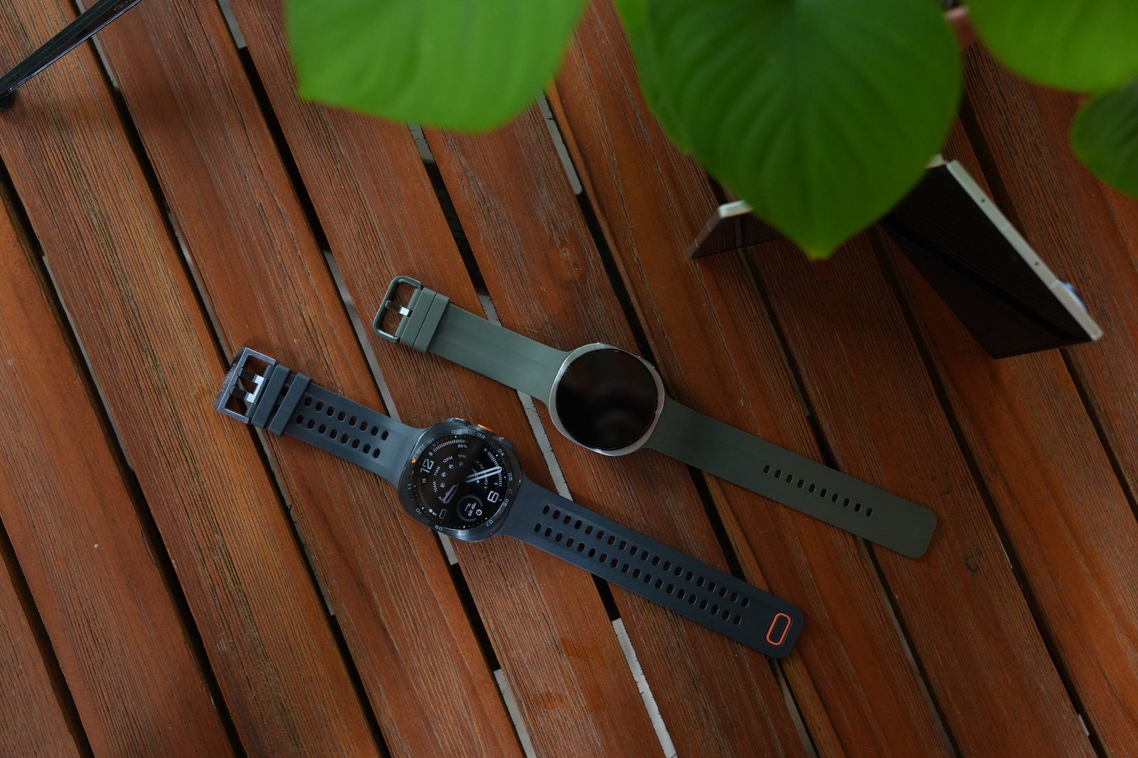 Galaxy Watch Ultra2 và Galaxy Watch9 đặt cạnh nhau.