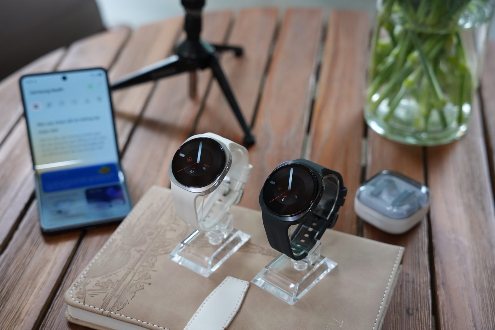 Dữ liệu từ đồng hồ được đồng bộ sang ứng dụng Samsung Health trên điện thoại.