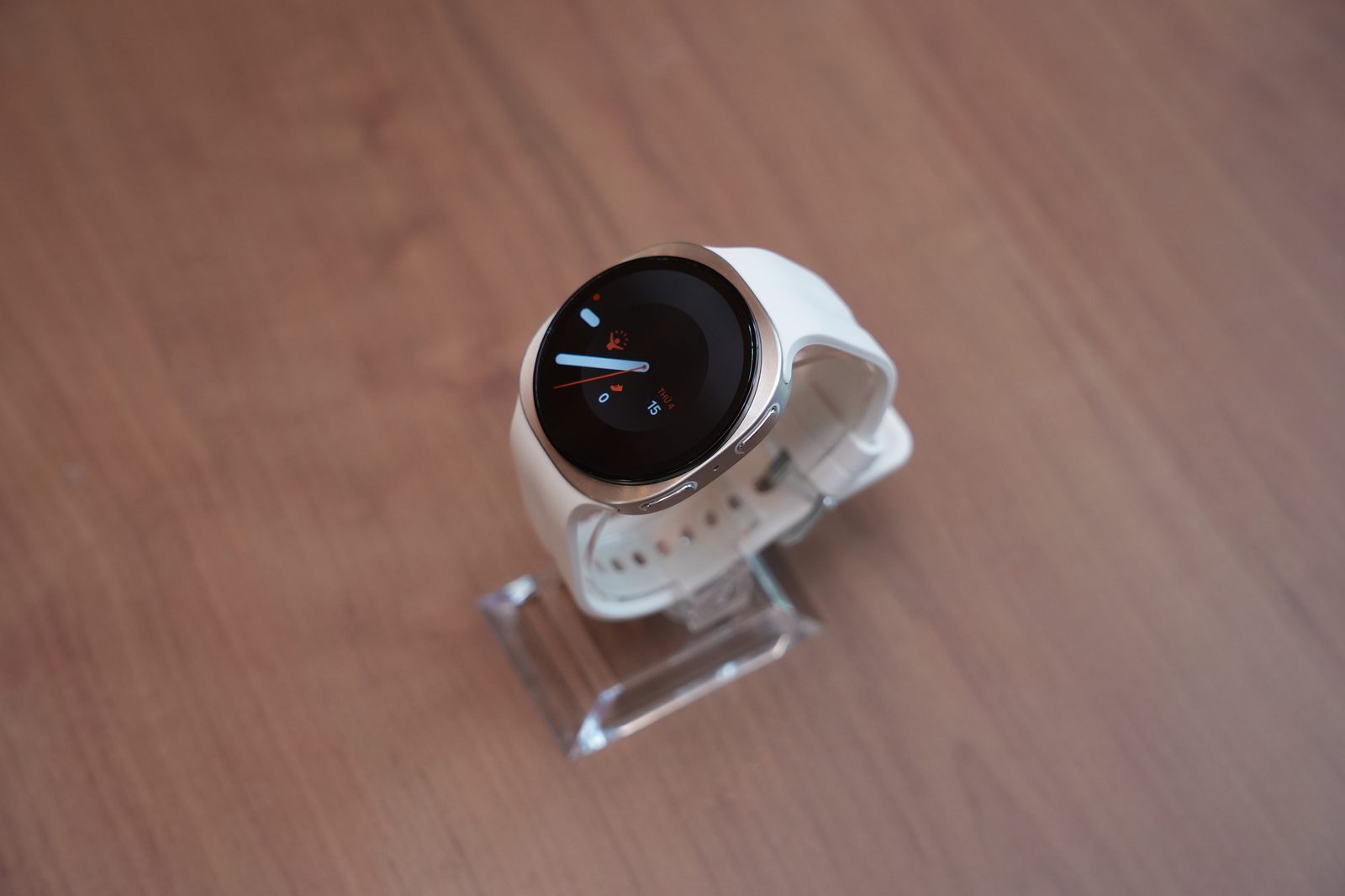 Galaxy Watch9 với thiết kế mỏng nhẹ, hướng tới việc đeo liên tục cả ngày lẫn đêm.