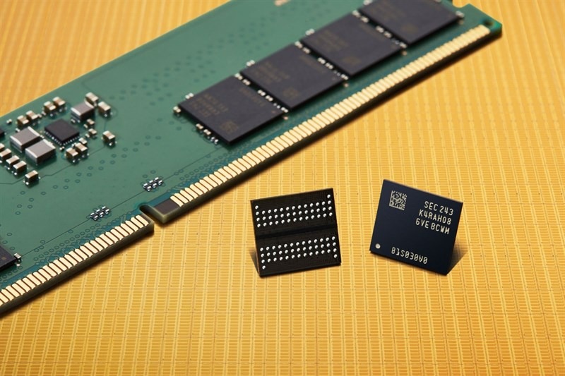 Thanh bộ nhớ DDR5 và chip DRAM do Samsung sản xuất