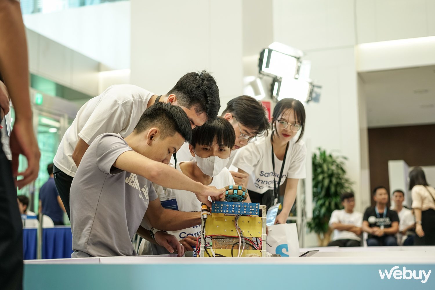 Học viên chế tạo robot