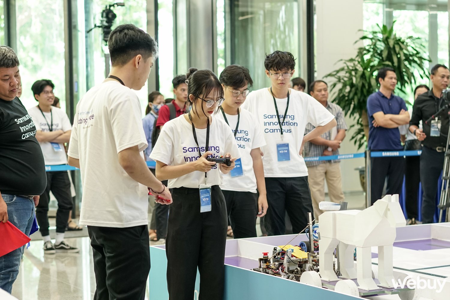 Các đội thi điều khiển robot