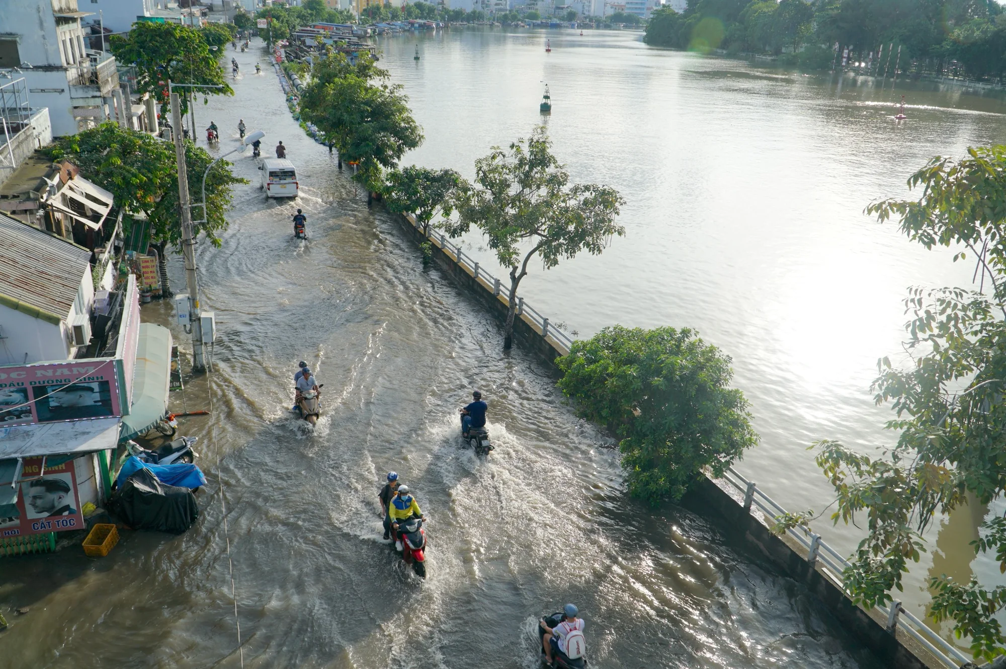Nước dâng trên đường ven sông