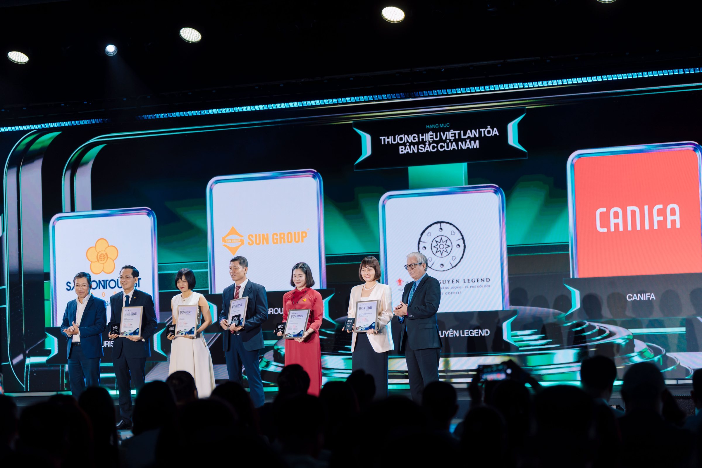 Đại diện các thương hiệu nhận danh hiệu Thương hiệu Việt lan tỏa bản sắc của năm thuộc mạch Kiêu hãnh Việt Nam.