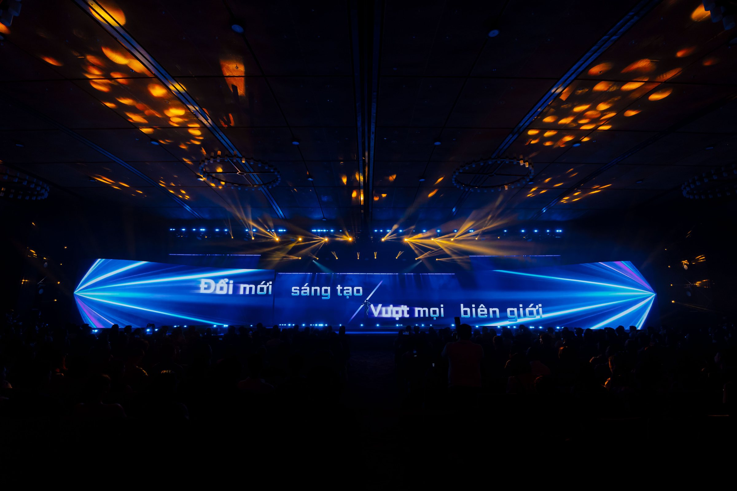 Dòng chữ Đổi mới sáng tạo vượt mọi biên giới trên màn hình sân khấu Gala Better Choice Awards 2026