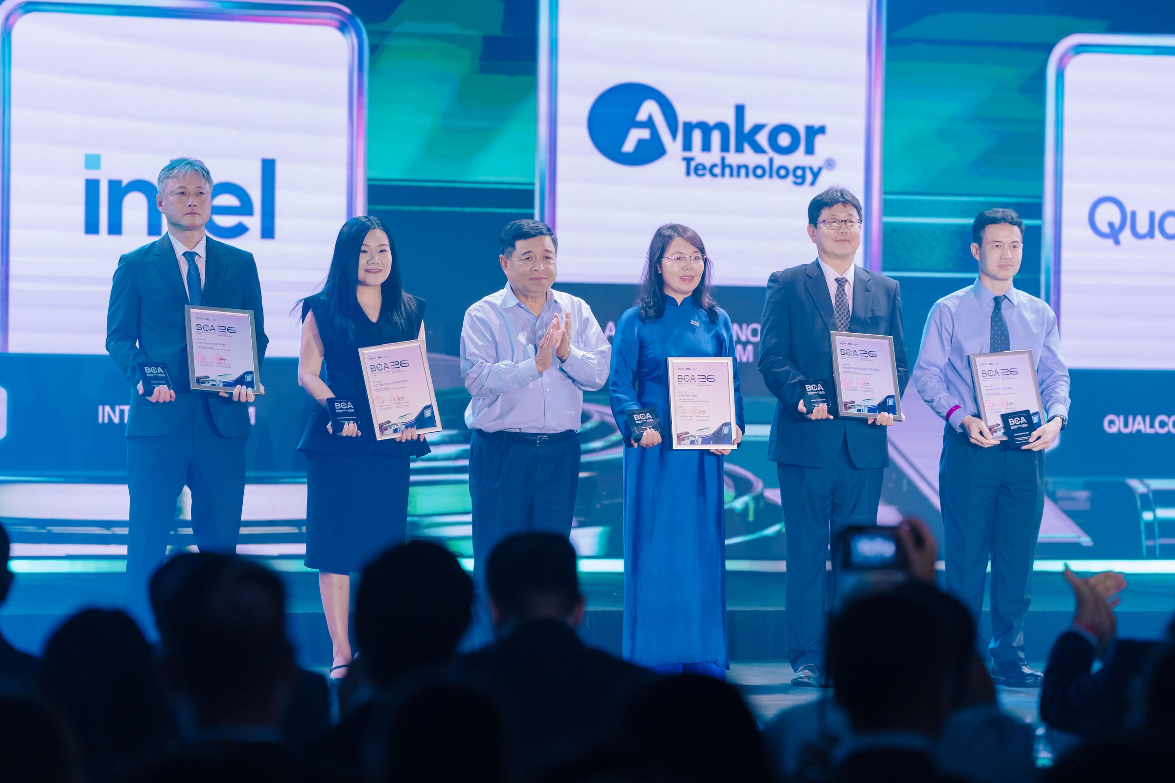 Đại diện Samsung, LG, Intel, Amkor Technology và Qualcomm nhận chứng nhận Top 5 đối tác FDI đồng hành tiêu biểu của năm.