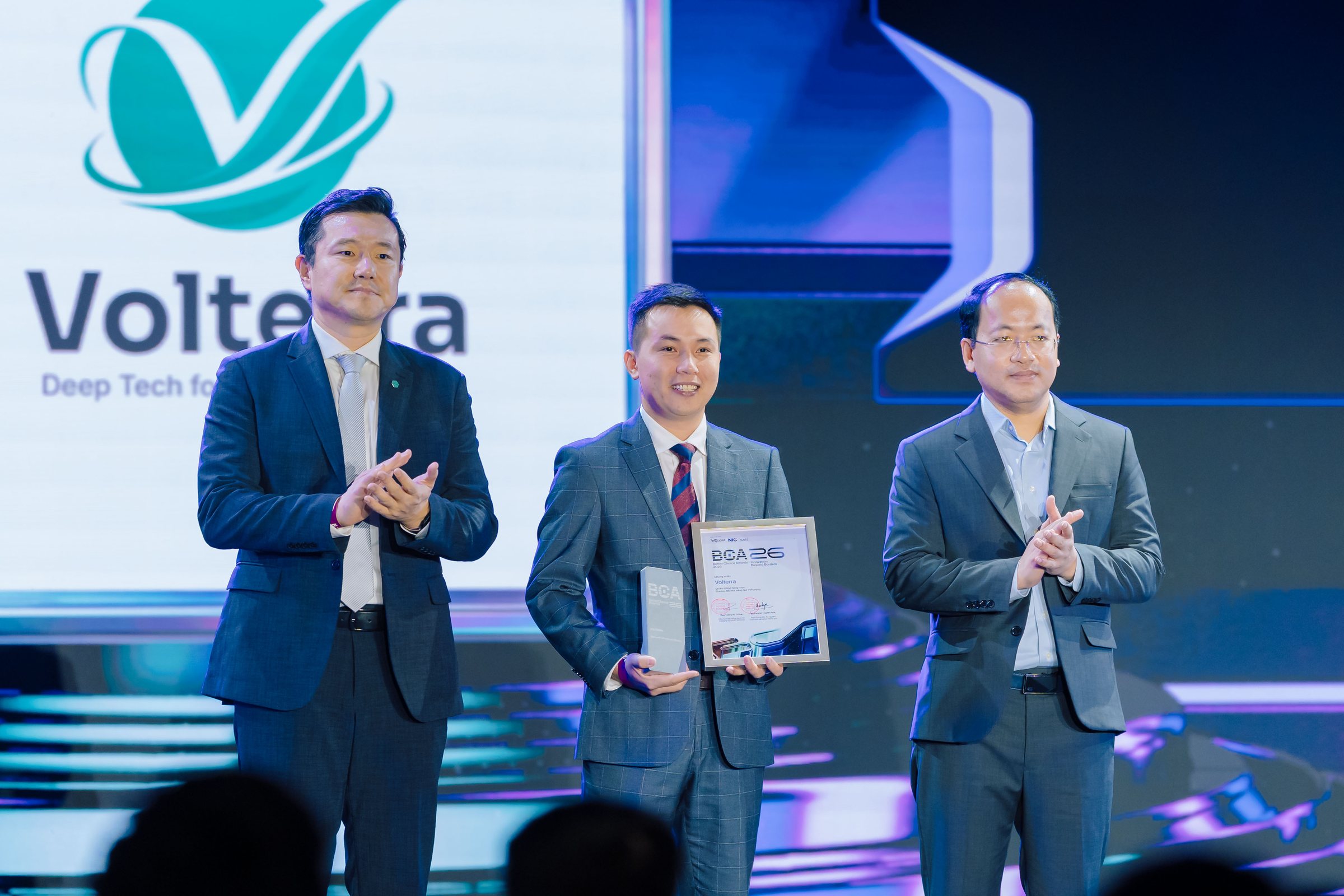Đại diện Volterra nhận chứng nhận hạng mục Startup đổi mới sáng tạo triển vọng.