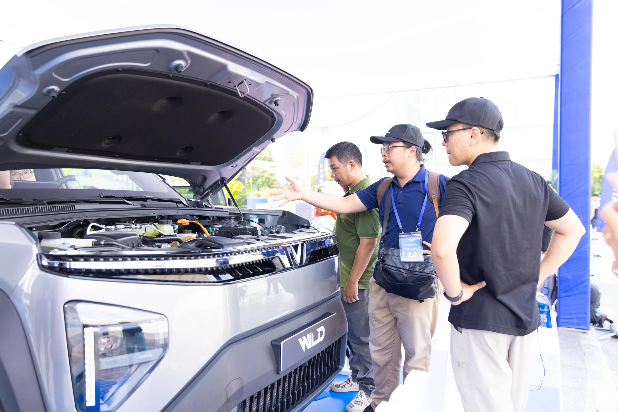 Khách tham quan tìm hiểu mẫu bán tải VF Wild tại gian hàng VinFast