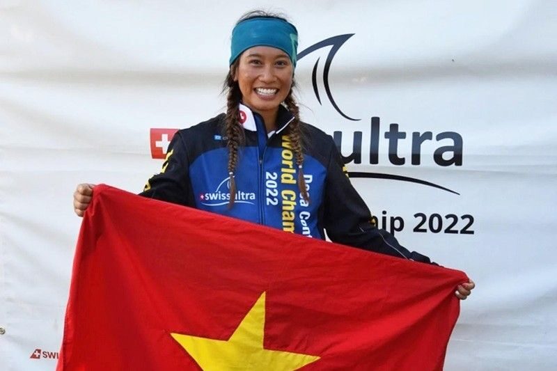 Vũ Phương Thanh cầm cờ Việt Nam tại giải Swiss Ultra 2022