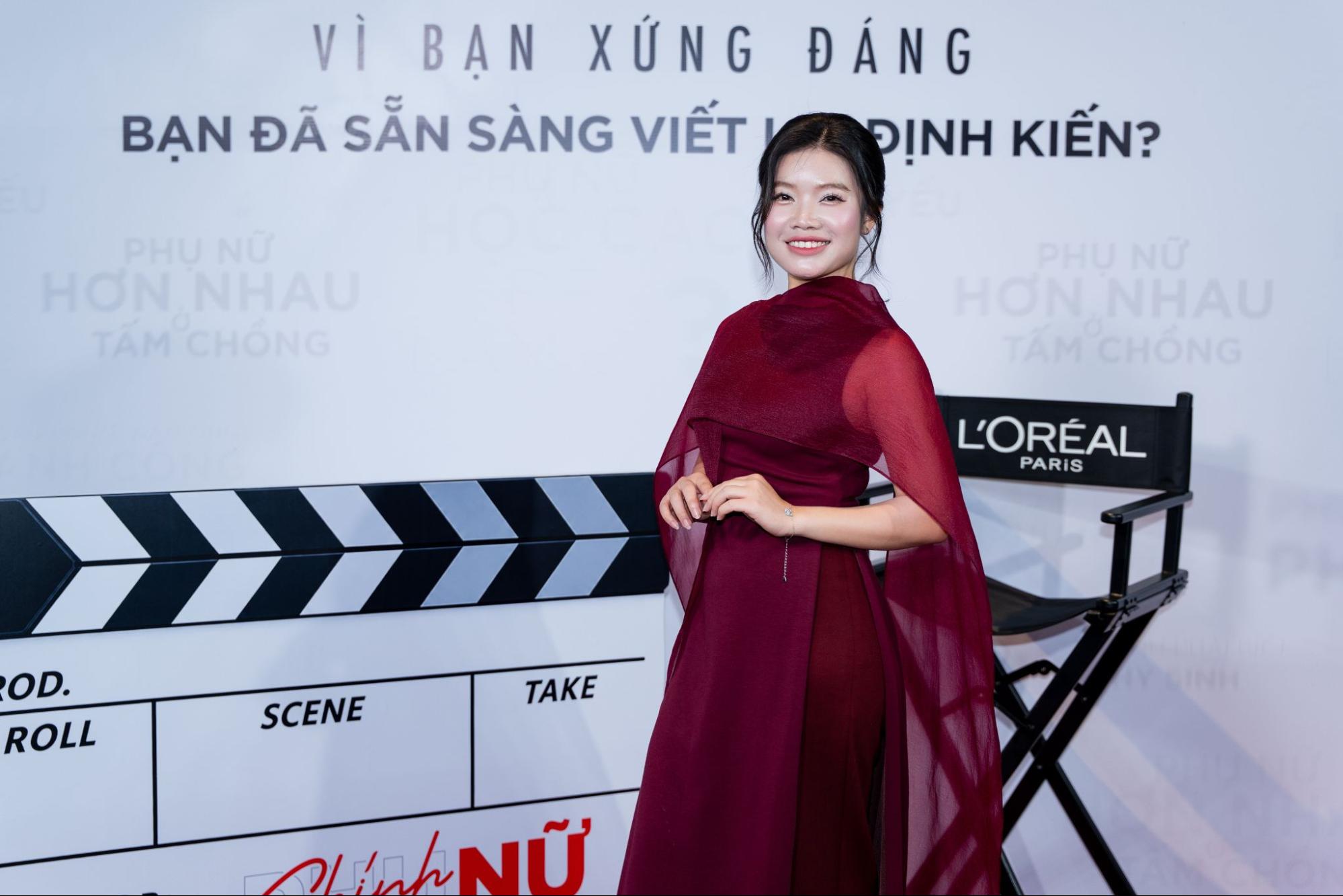 Nguyễn Ngọc Ánh trong đầm đỏ bên backdrop Chính Nữ