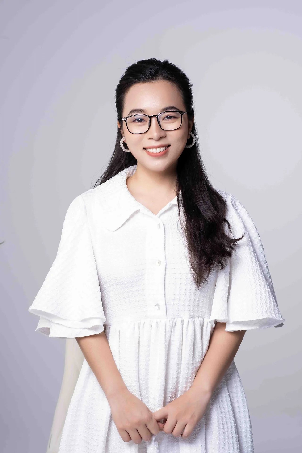 Đào Thị Hồng Quyên trong đầm trắng
