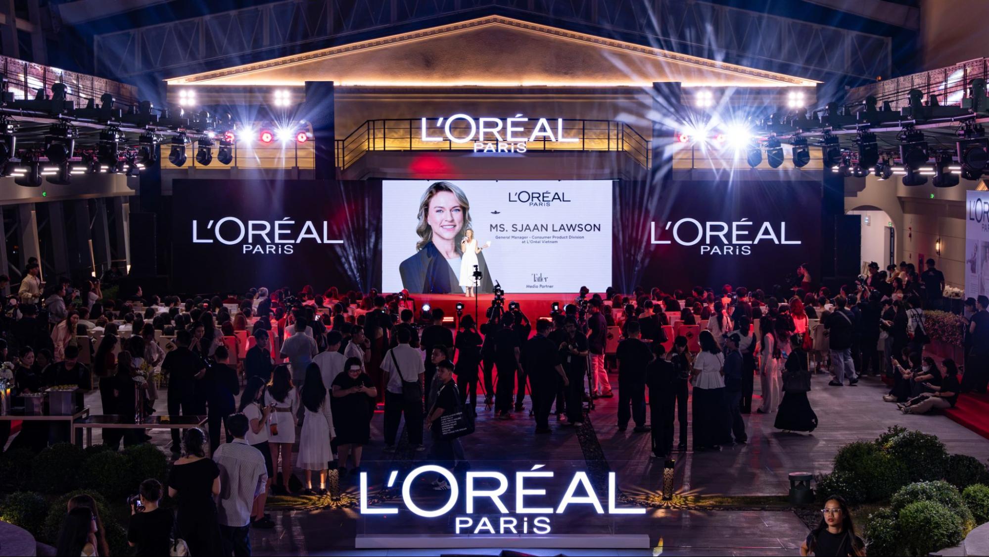 Bà Sjaan Lawson phát biểu trên màn hình lớn tại L’Oréal Paris Chính Nữ Celebration Night 2026