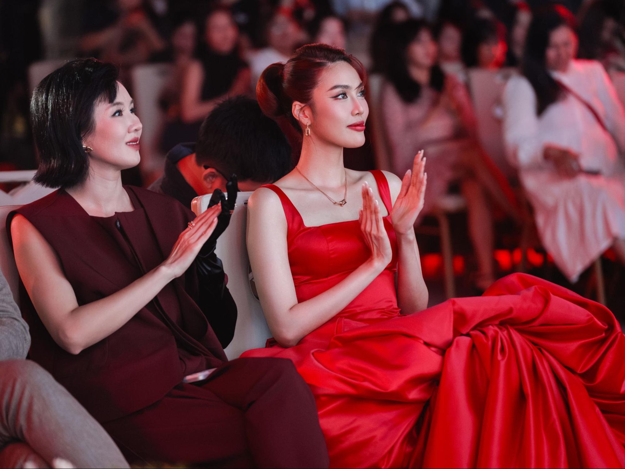 Khách mời trong đầm đỏ tại hàng ghế khán giả