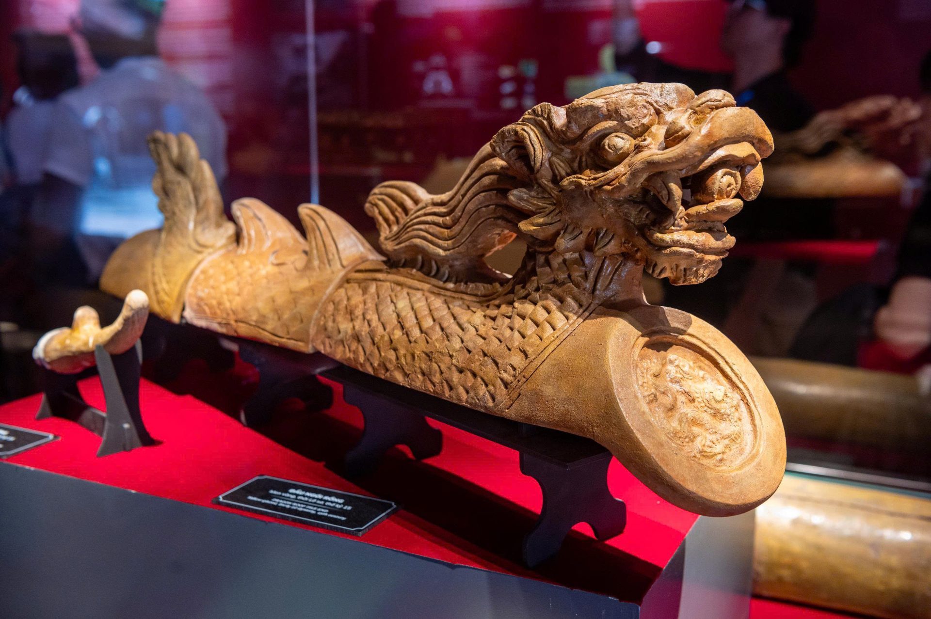 Loại ngói rồng được lợp trên mái điện Kính Thiên. Ảnh: Gia Chính
