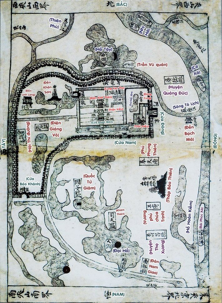 Bản đồ cổ vẽ tay kinh thành Thăng Long, phía bắc ở trên: vòng thành uốn lượn, Hồ Tây phía trên, khu cung cấm hình chữ nhật ở giữa với các chữ chú thích tiếng Việt màu đỏ như Điện Kính Thiên, Cửa Đoan Môn, Cửa Nam.