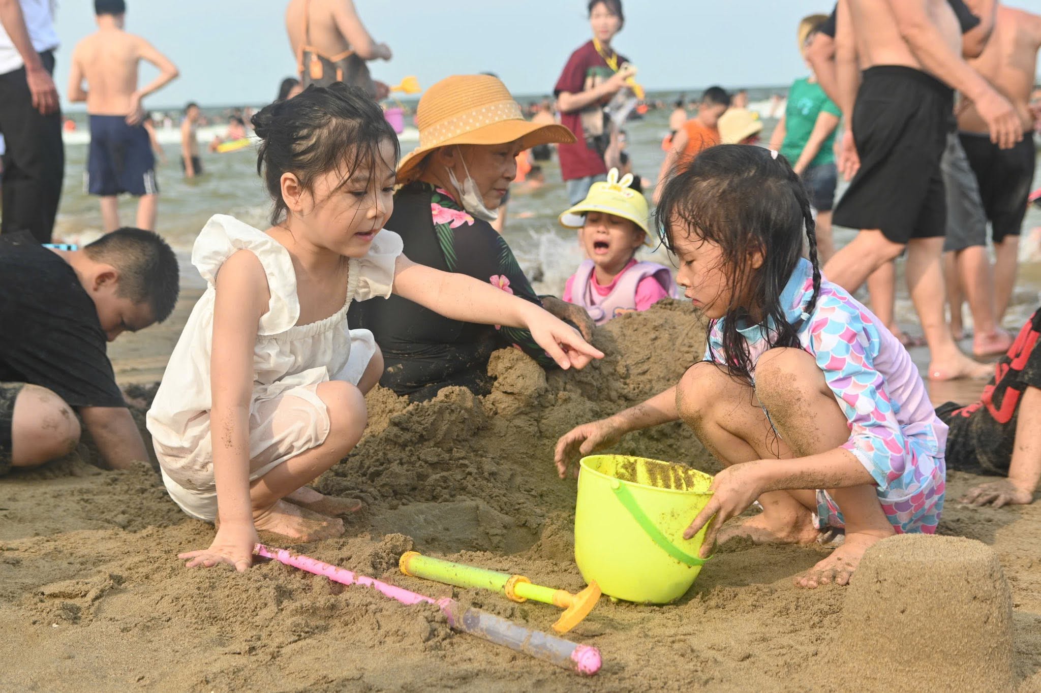 Các bạn nhỏ cùng nhau xây lâu đài cát trên bãi biển Sầm Sơn
