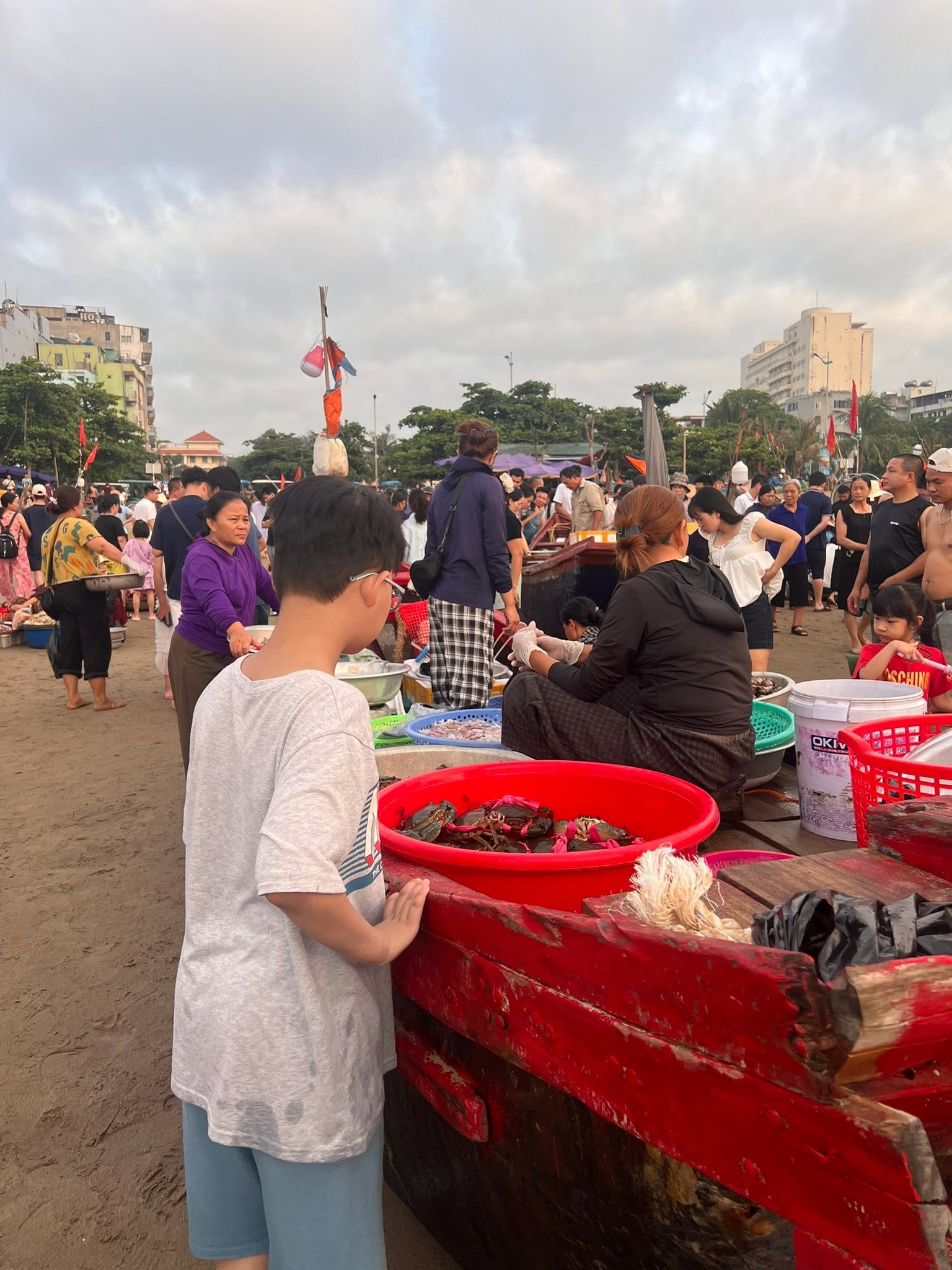 Khu chợ hải sản buổi sáng ở Sầm Sơn, người dân bán tôm cua tươi ngay trên bãi biển