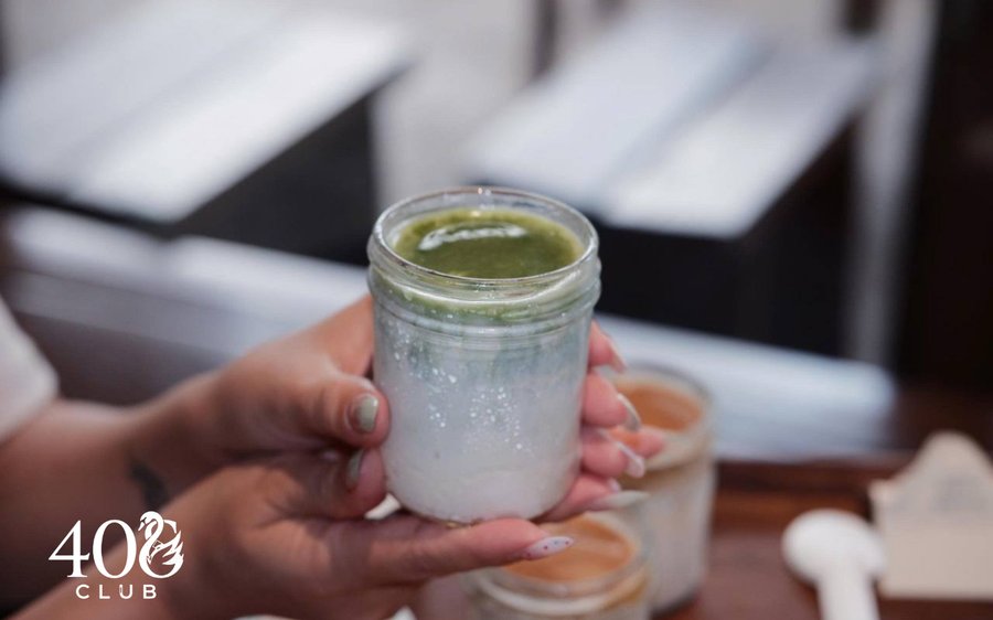Ly dirty matcha trên tay