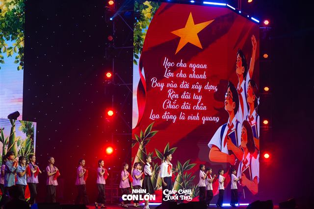Tiết mục nghệ thuật trên sân khấu cờ đỏ sao vàng
