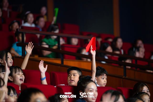 Gia đình cùng cổ vũ trong khán phòng