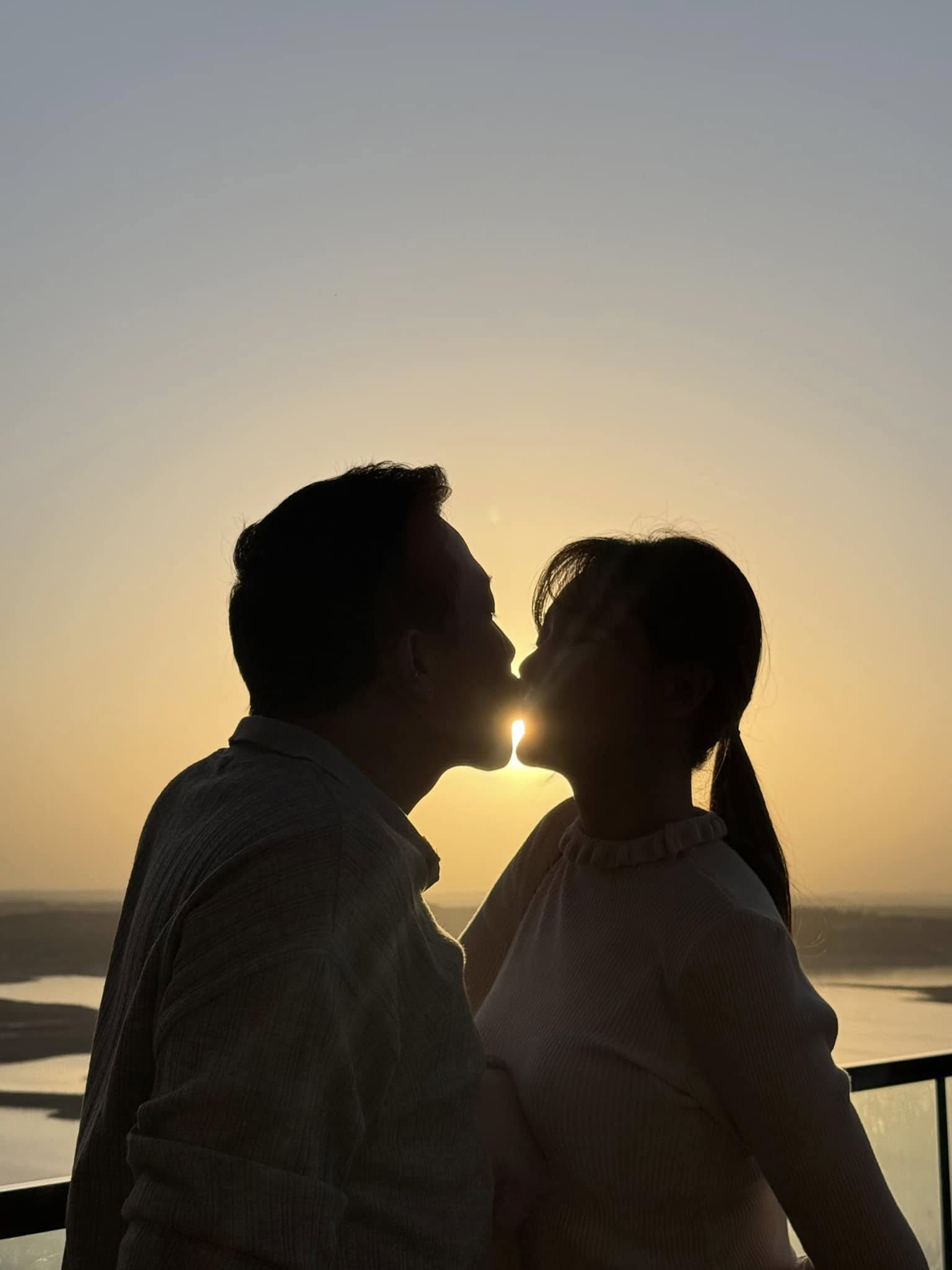 Bóng hai người hôn nhau trong hoàng hôn