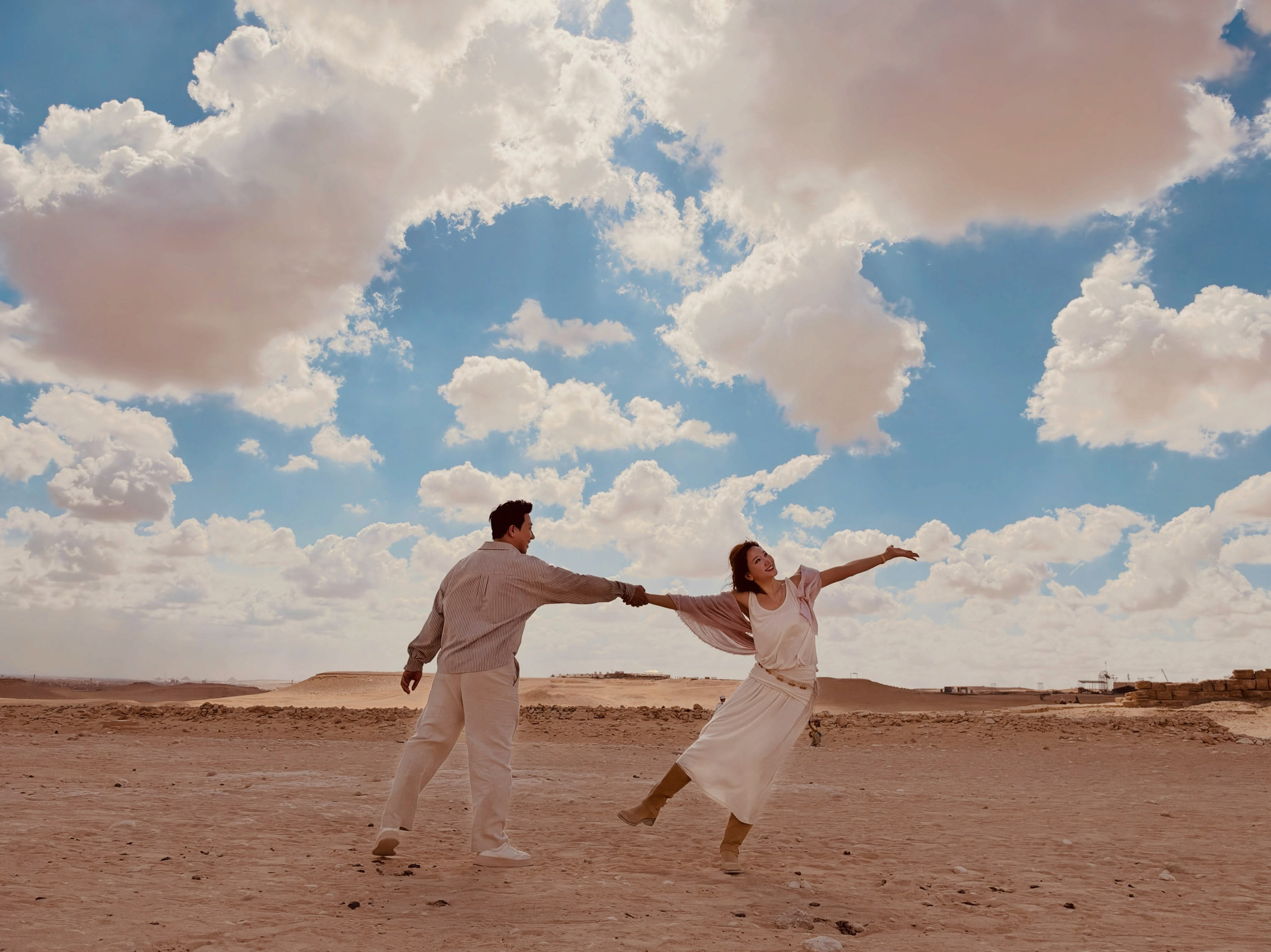 Trấn Thành nắm tay Hari Won giữa sa mạc Ai Cập
