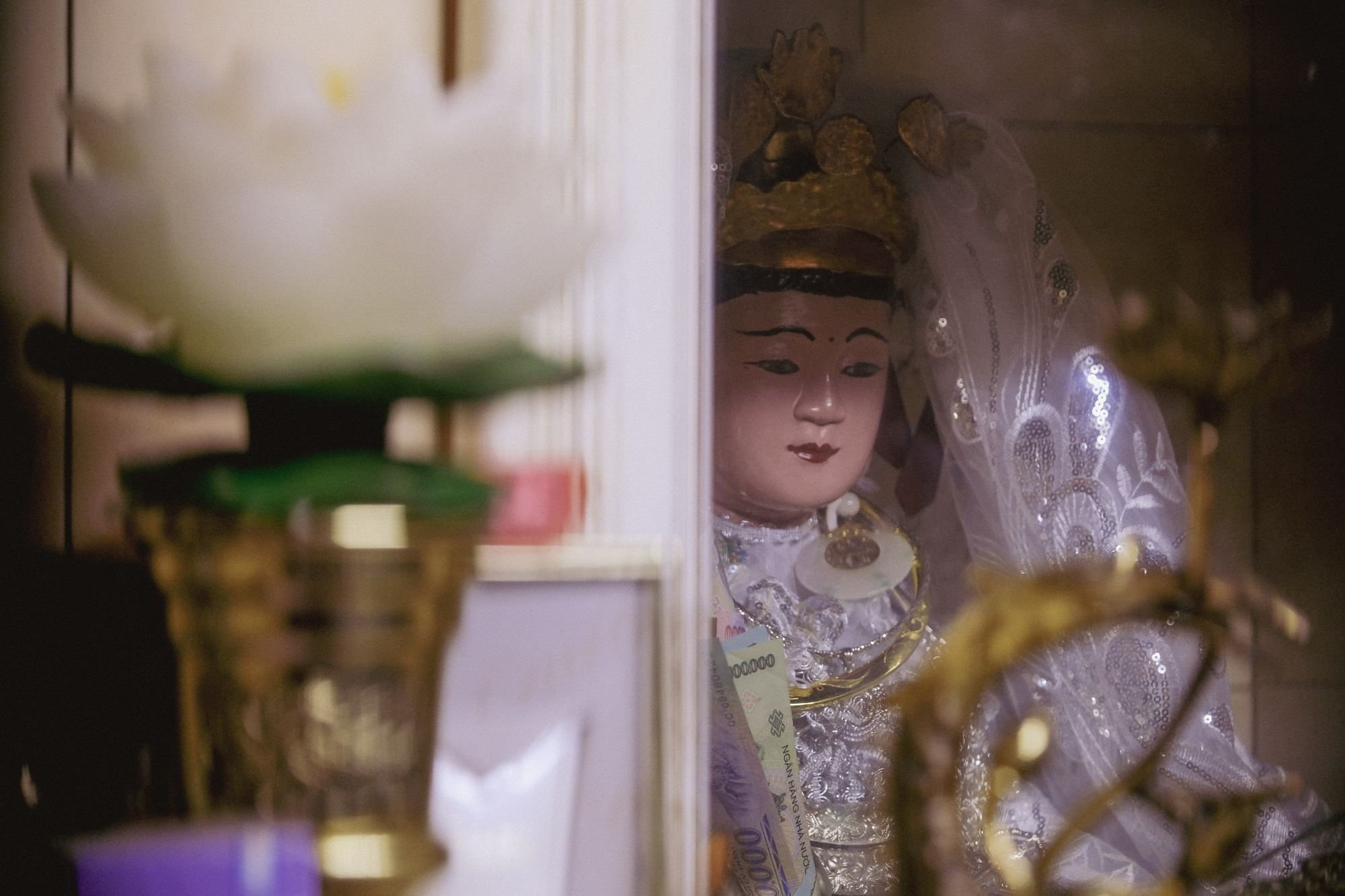 Tượng Chúa Bà bên đài sen trắng