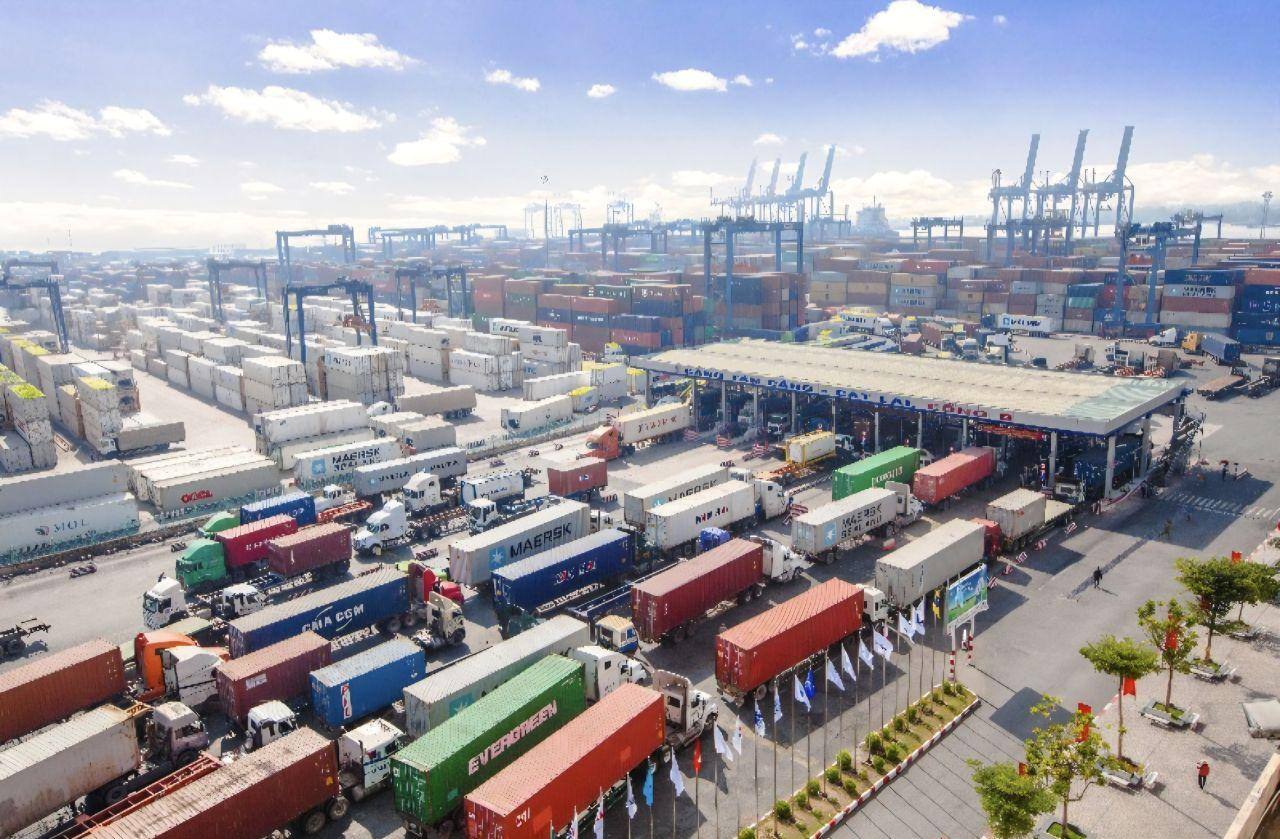 Xe container xếp hàng vào cảng Cát Lái