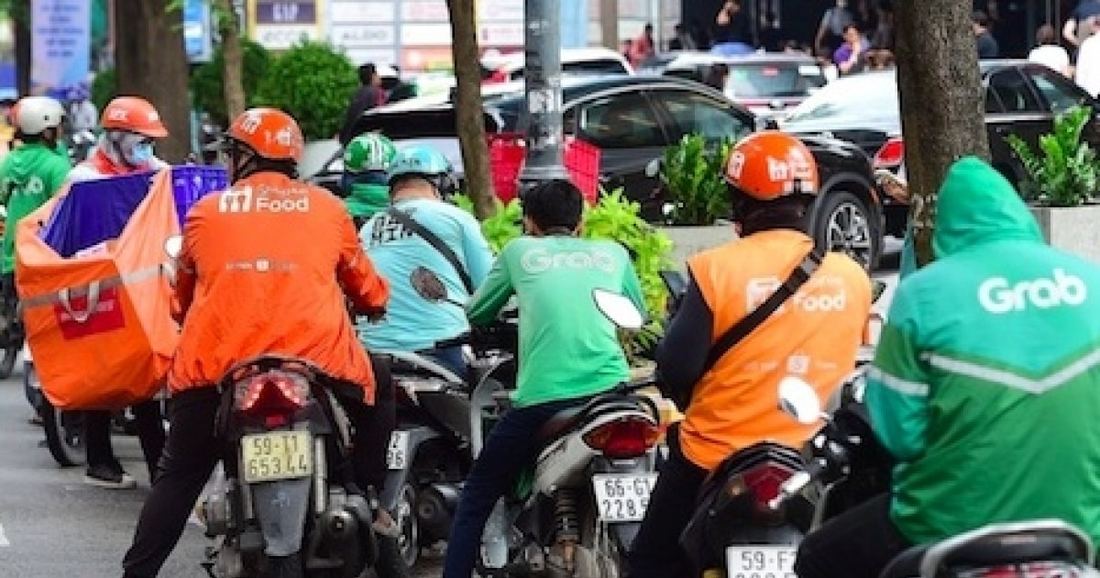 Lực lượng CSGT điều hướng giao th&ocirc;ng H&agrave; Nội