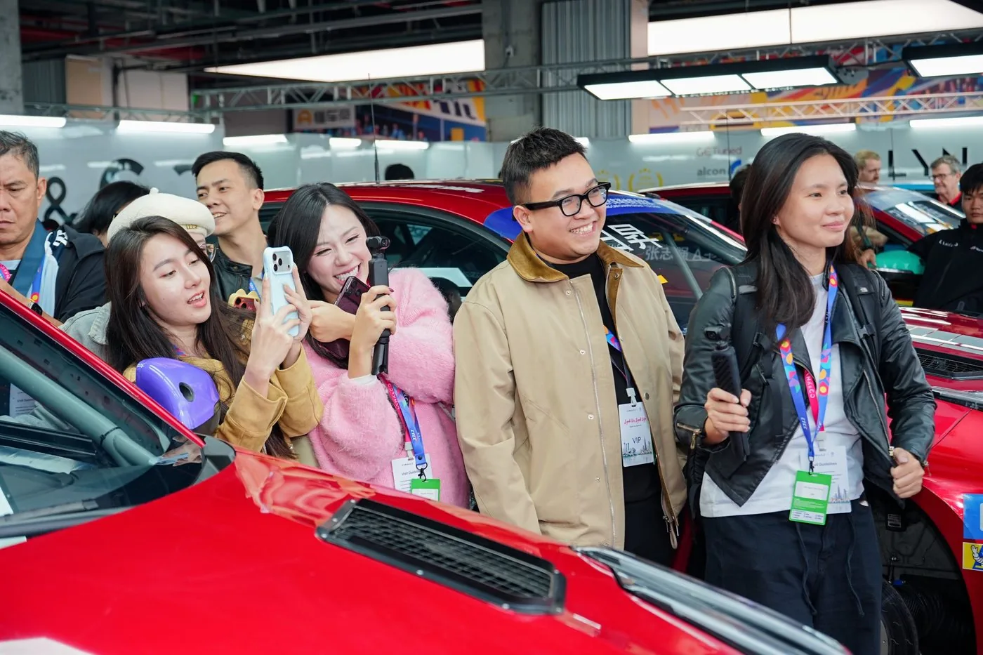 Chủ xe h&agrave;o hứng chụp ảnh xe đua trong garage đội Lynk & Co