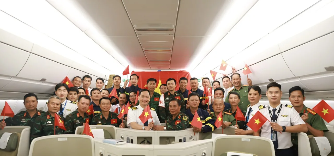 Đoàn cứu hộ Việt Nam cùng tổ bay Vietnam Airlines trên khoang tàu bay