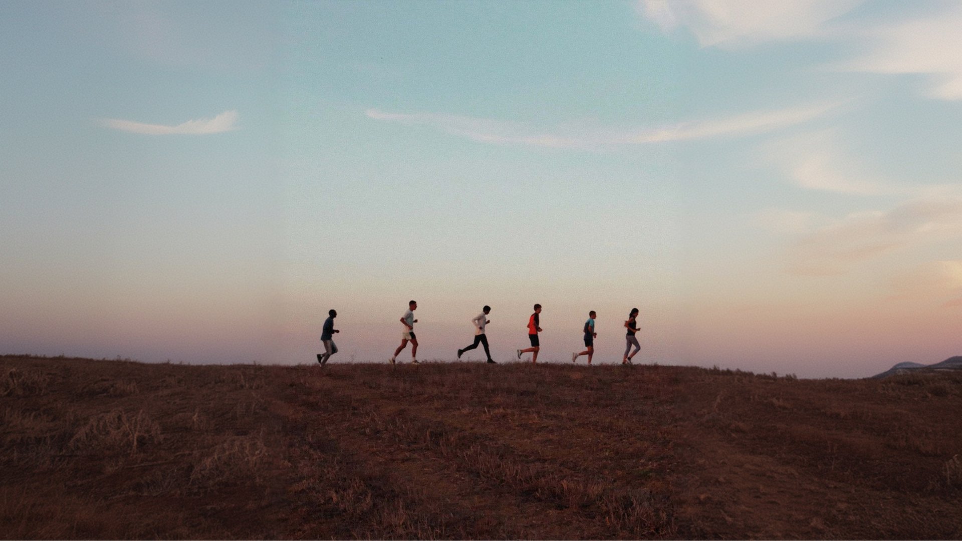 Runners ho&agrave;ng h&ocirc;n
