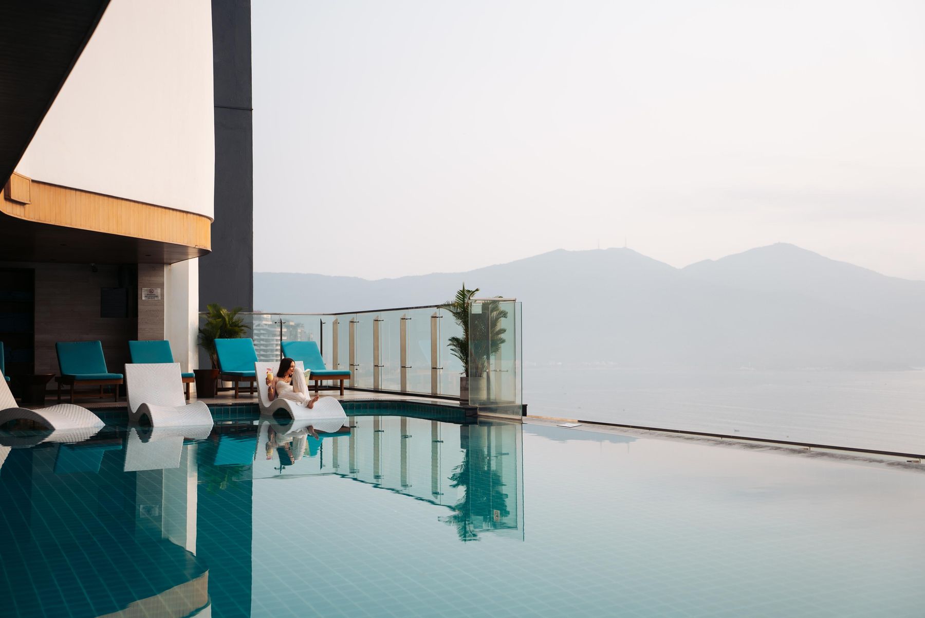 Hồ bơi v&ocirc; cực Radisson