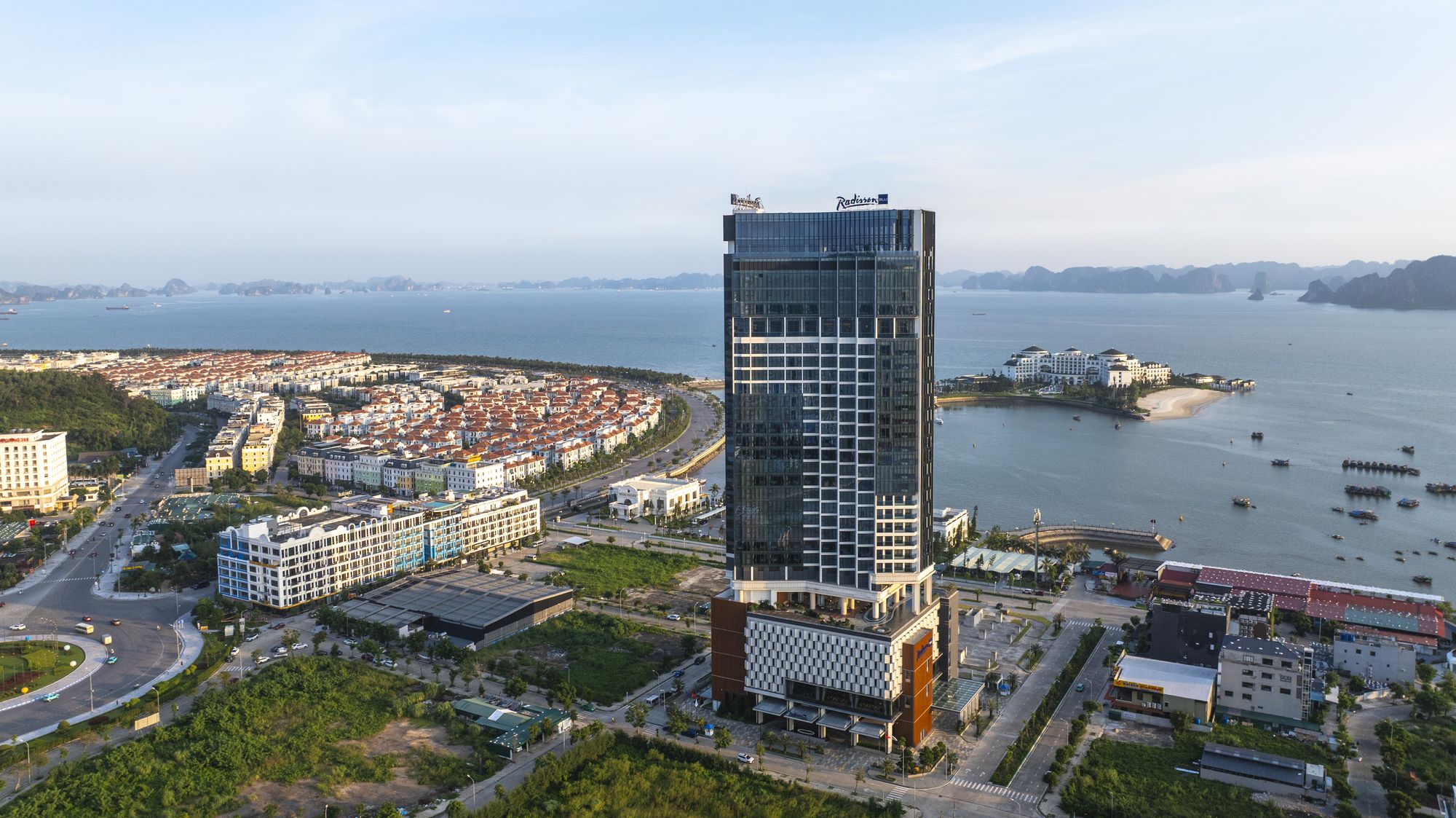 Radisson Blu Hotel Ha Long Bay nh&igrave;n từ tr&ecirc;n cao