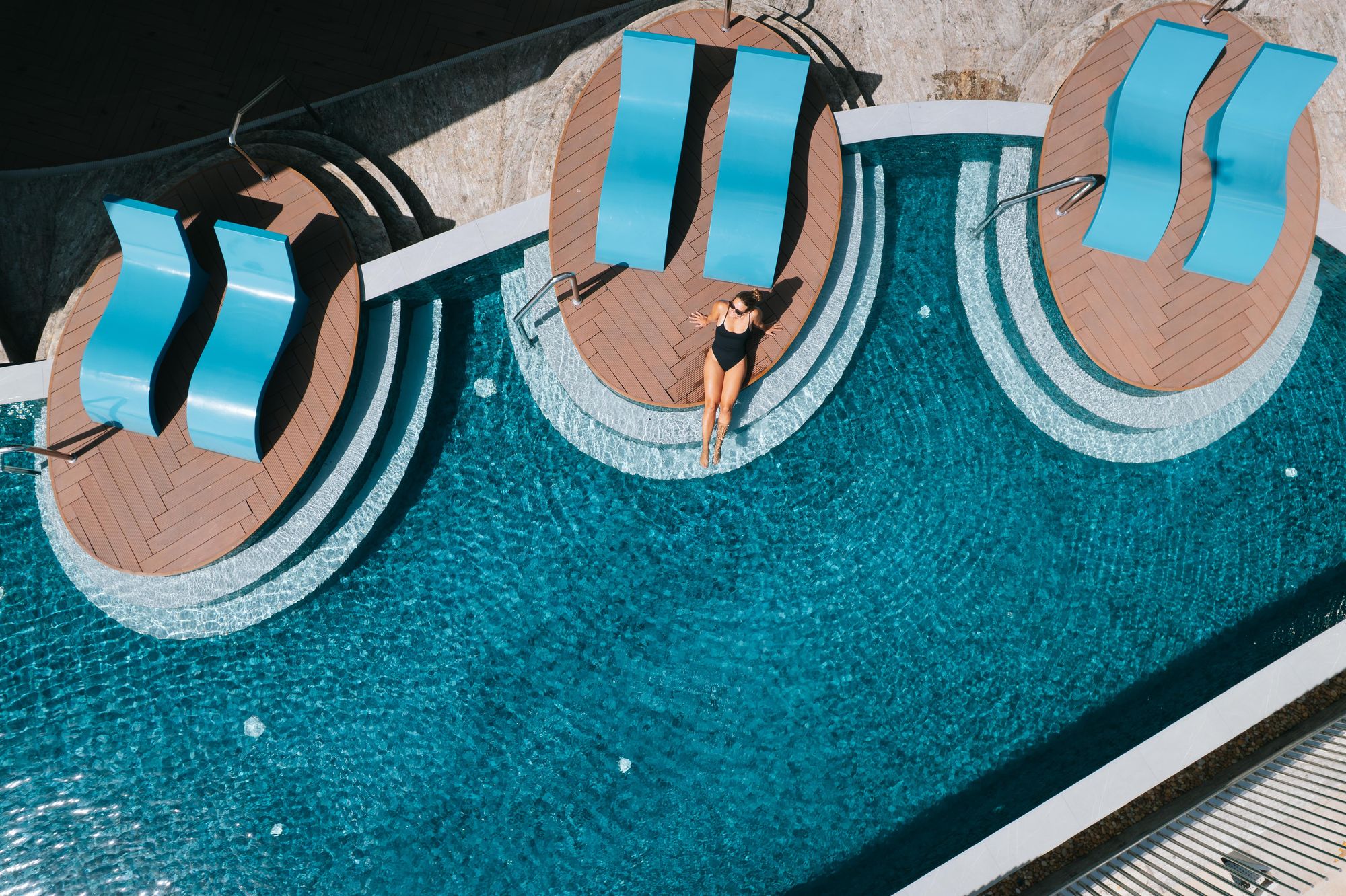 Hồ bơi Radisson nh&igrave;n từ tr&ecirc;n cao