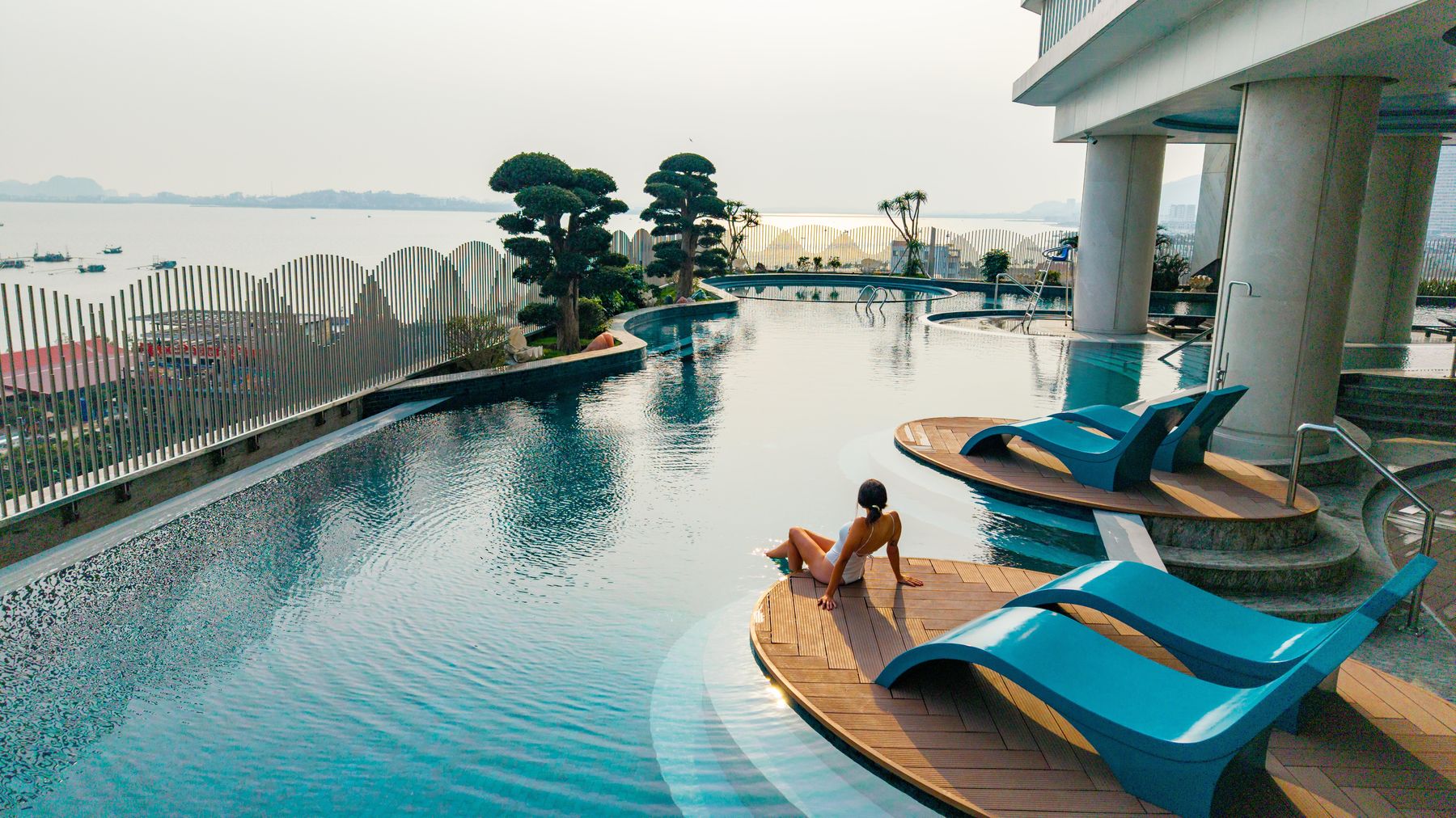 Hồ bơi Radisson nh&igrave;n ra vịnh Hạ Long
