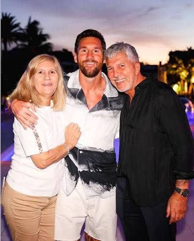 Lionel Messi c&ugrave;ng cha mẹ Jorge Messi v&agrave; Celia Cuccittini