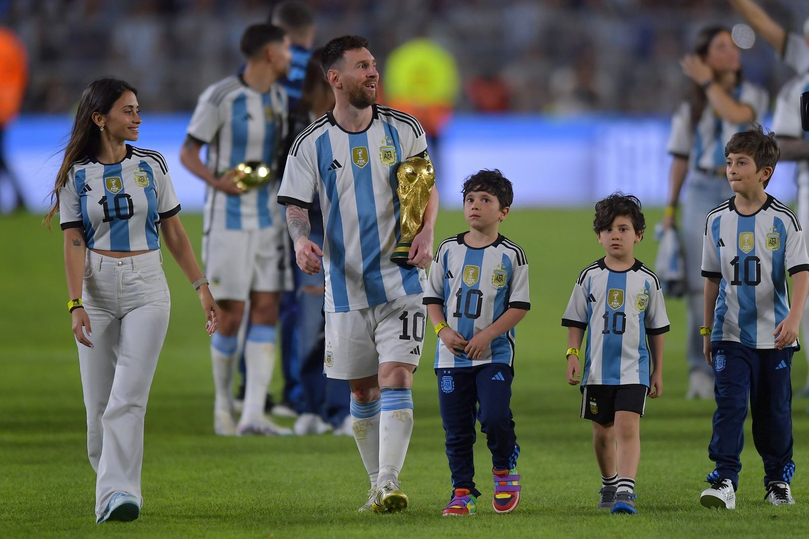 Messi c&ugrave;ng vợ Antonela v&agrave; ba con trai bước tr&ecirc;n s&acirc;n sau chức v&ocirc; địch World Cup 2022