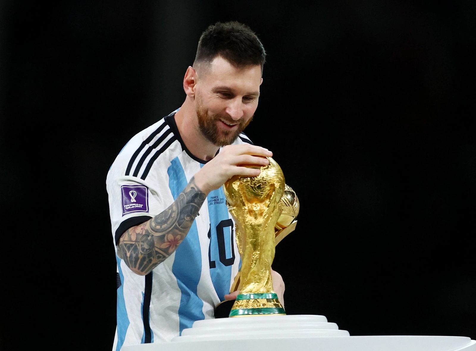 Lionel Messi một m&igrave;nh b&ecirc;n c&uacute;p v&agrave;ng World Cup 2022
