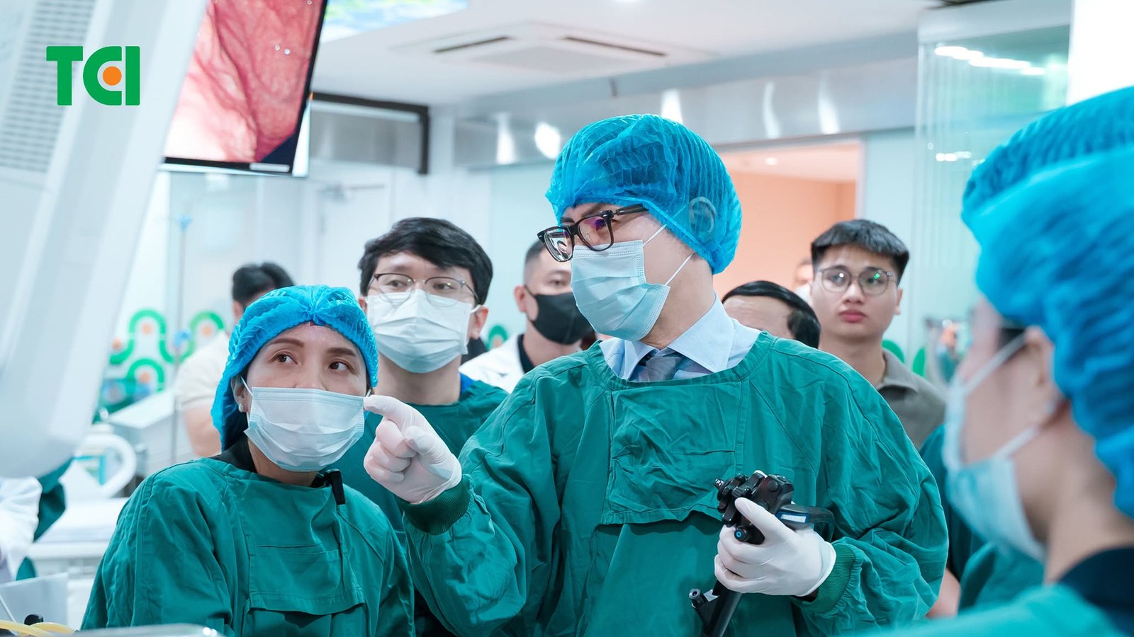 &Ecirc; k&iacute;p b&aacute;c sĩ thực hiện nội soi ti&ecirc;u h&oacute;a tại Thu C&uacute;c TCI