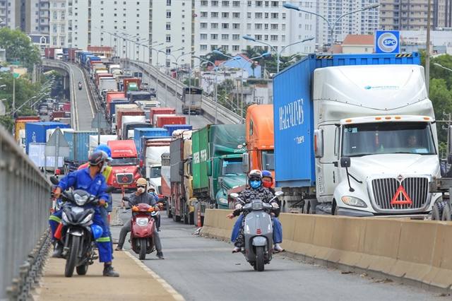 Xe container nối nhau tr&ecirc;n cầu Ph&uacute; Mỹ hướng về C&aacute;t L&aacute;i