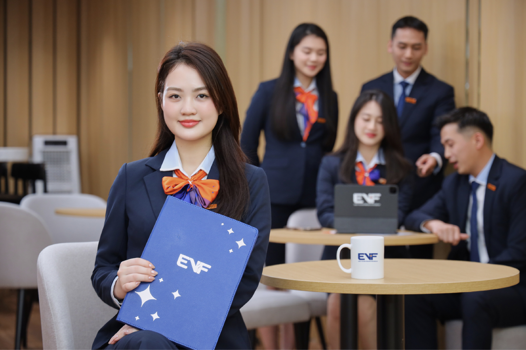 Nhân viên EVF tại văn phòng