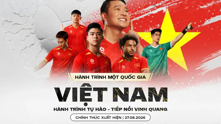 Dàn cầu thủ Đội tuyển Việt Nam trong FC Mobile VN, gồm các ngôi sao trẻ và huyền thoại Nguyễn Hồng Sơn phía sau nền cờ đỏ sao vàng