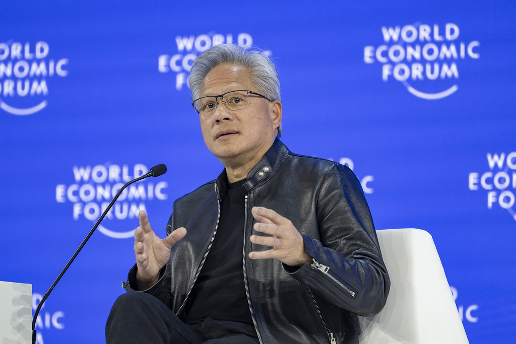Jensen Huang trong chiếc áo khoác da đen đặc trưng tại World Economic Forum