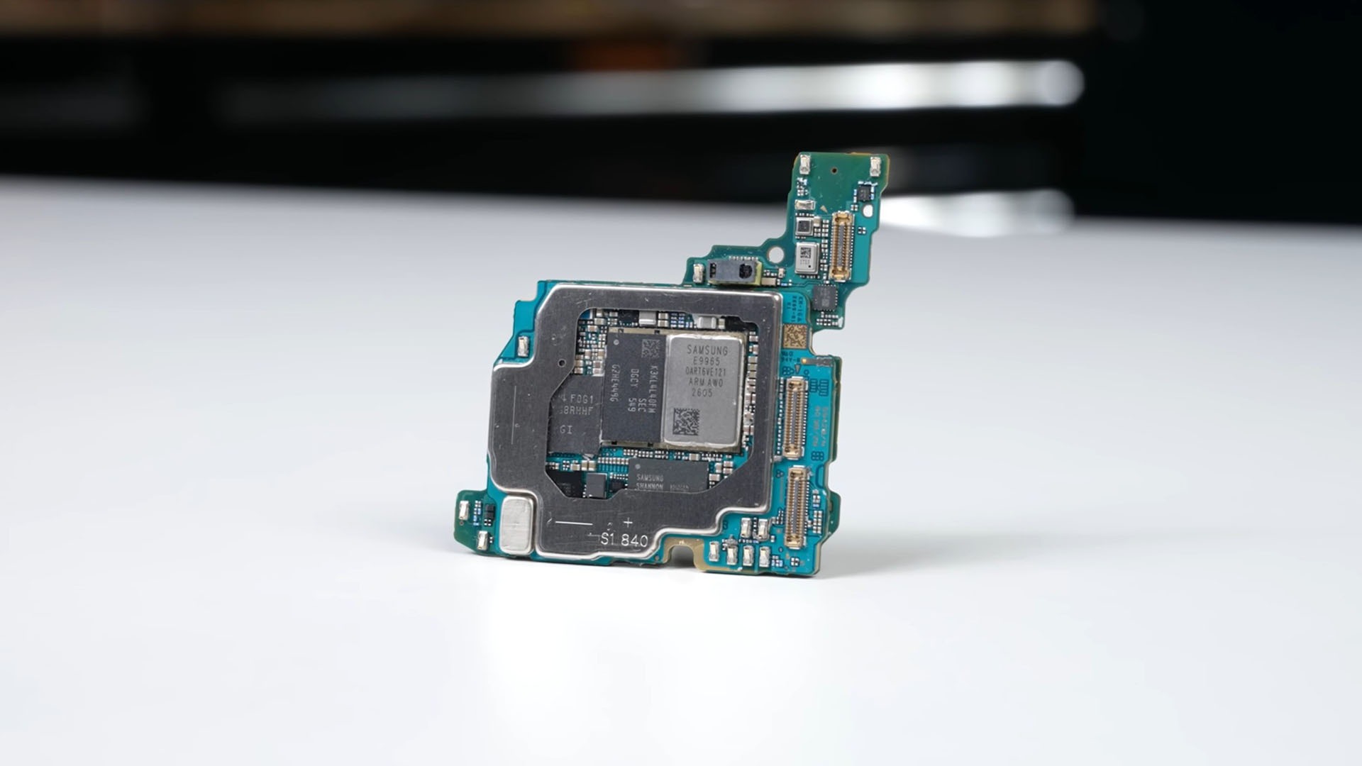 Bảng mạch ch&iacute;nh với chip nhớ Samsung